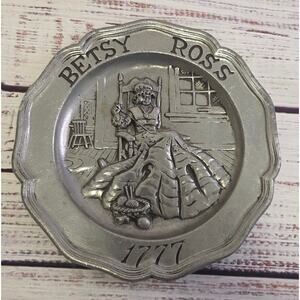 Vintage 1973 Sexton Betsy Ross 1777 Metal Wall Plaque USA 8.5"